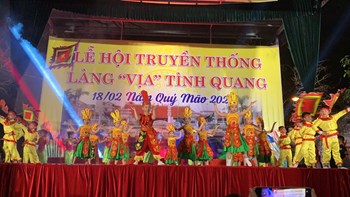 Bài múa   Dòng máu lạc hồng  - lớp MGL A4 tham gia lễ hội truyền thống làng Vịa - Tình quang