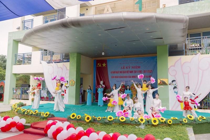 Văn nghệ chào mừng 40 năm ngày Nhà giáo Việt Nam (20/11/1982-20/11/2022) và đón nhận bằng khen của UBND TP. Hà Nội (Phần 3)