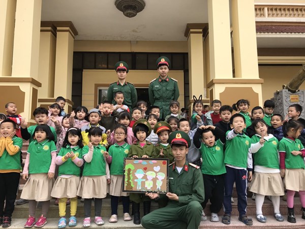 Các bé lớp MGL A1 đến thăm quan Bảo tàng kĩ thuật nhân kỉ niêm 78 năm ngày thành lập QĐND Việt Nam