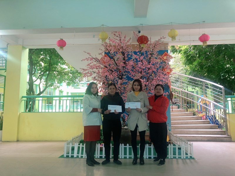 Trường mầm non Long Biên tặng quà cho giáo viên nhân viên Xuân 2023.