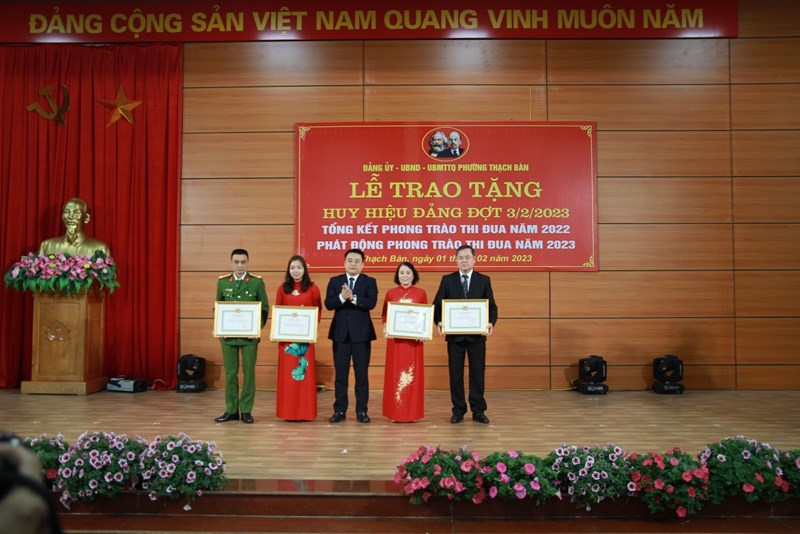 Trường MN Thạch Bàn tham dự lễ kỷ niệm 93 năm Ngày thành lập Đảng Cộng sản Việt Nam và dự lễ tổng kết phong trào thi đua năm 2022, phát động phong trào thi đua năm 2023.