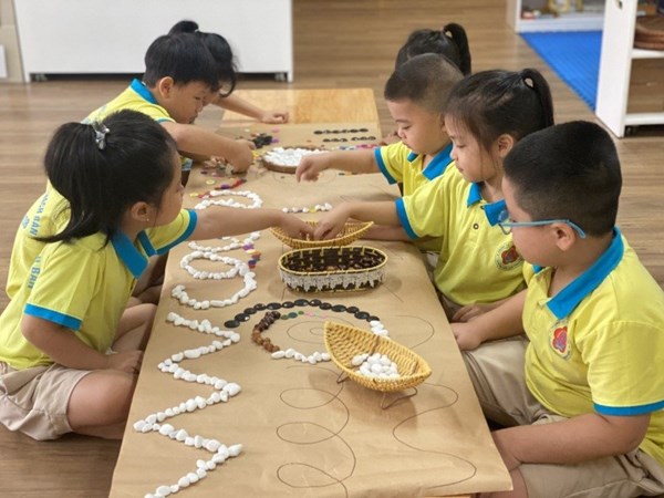 Trường Mầm non Thạch Bàn duy trì nề nếp, tổ chức hoạt động theo nhóm, nâng cao chất lượng hoạt động trong giờ đón – trả trẻ.