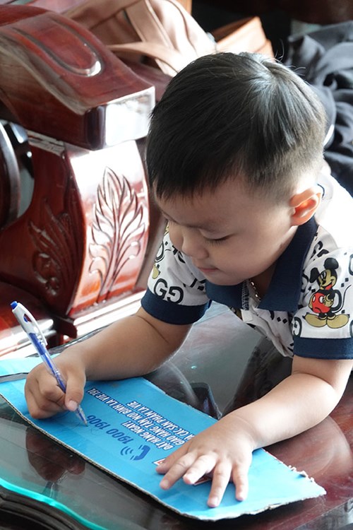 Cậu bé 3 tuổi biết đọc và viết 3 thứ tiếng