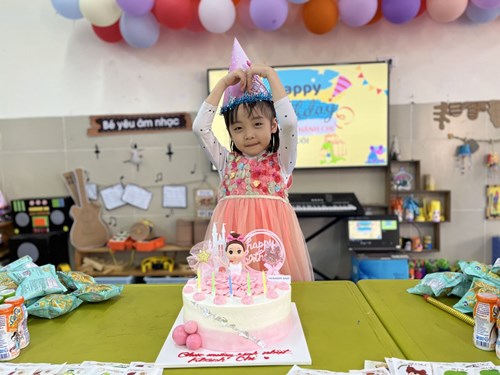 Hai cô và các bạn lớp MGN B1 chúc mừng sinh nhật bạn Nguyễn Khánh Chi