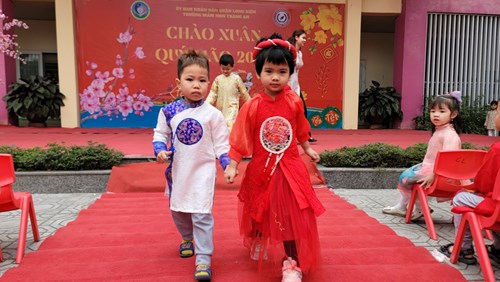 Cô và trò lớp MGBC4 giữ gìn nét văn hóa Việt qua những tào áo dài