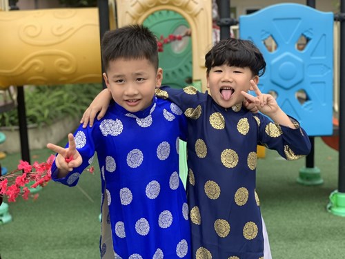 Những khoảnh khắc vui vẻ của hai con Nguyễn Gia Minh - Đinh Văn bảo lớp MGL A4 trong tuần lễ áo dài 