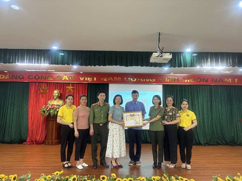 Tập thể  trường mầm non Tràng An vinh dự được nhận giấy khen của UBND quận Long Biên trao tặng có thành tích trong phong trào toàn dân bảo vệ Tổ Quốc năm 2022