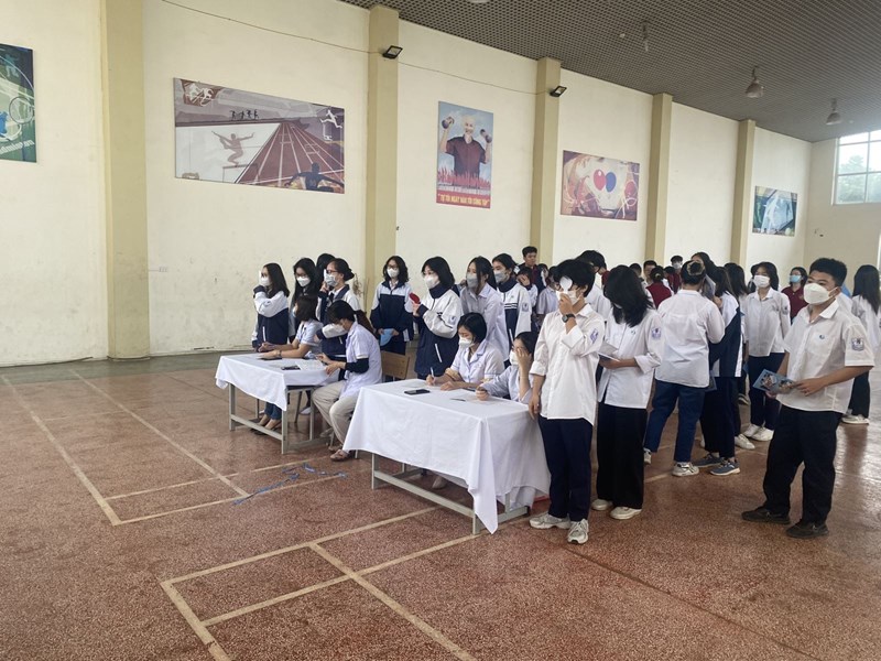 Trường THCS Ngọc Thụy tổ chức khám sức khỏe định kỳ cho học sinh toàn trường