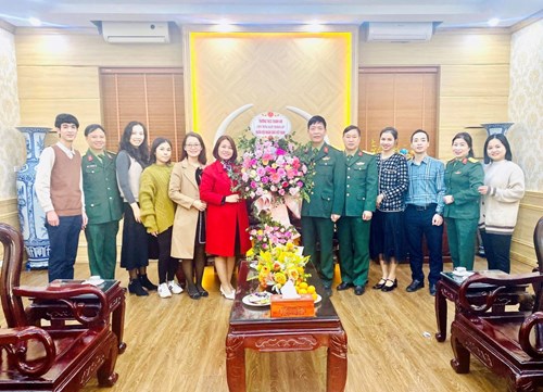 Trường THCS Thanh Am tặng hoa chúc mừng kỉ niệm ngày Thành lập QĐND Việt Nam và tham quan Bảo tàng vũ khí