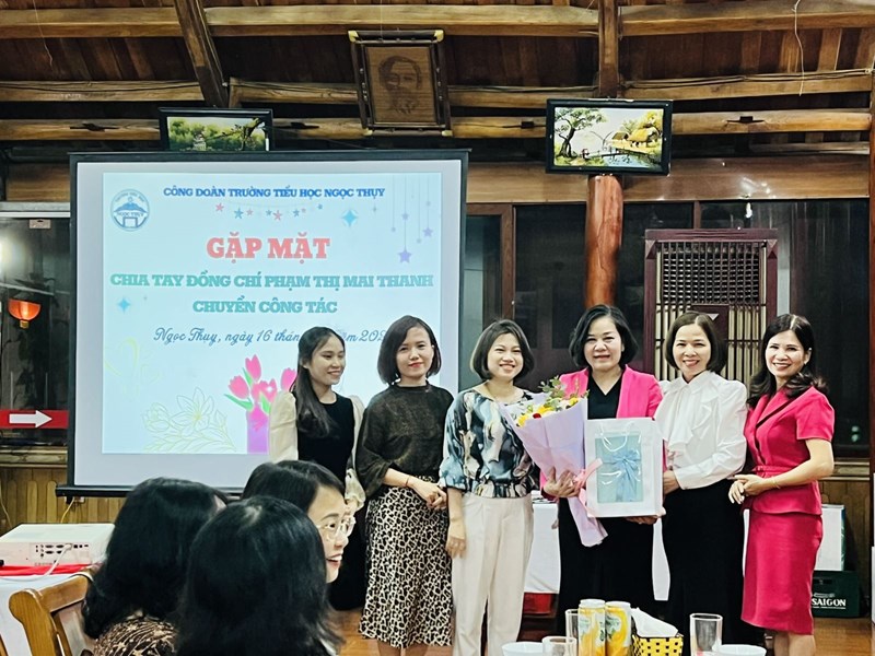 Trường Tiểu học Ngọc Thụy tổ chức gặp mặt chia tay đồng chí Phạm Thị Mai Thanh , phó Hiệu trưởng nhà trường chuyển công tác