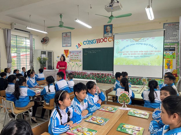 Cô Giáo Nguyễn Thảo Phương với tiết dự thi Giáo viên dạy Giỏi môn Tự nhiên và Xã hội lớp 3 cấp Quận.