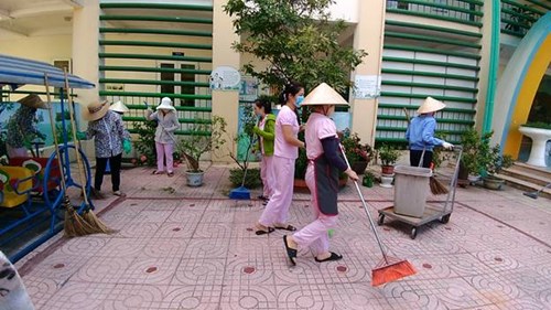 Trường MN Ánh Sao tổ chức lao động tổng vệ sinh cuối tuần nhằm tạo môi trường sáng, xanh, sạch, đẹp và  đảm bảo an toàn phòng chống dịch bệnh trong nhà trường.