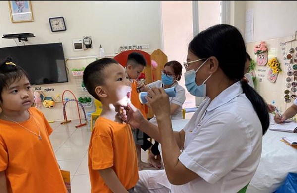 Trường Mầm non Ánh Sao phối kết hợp cùng Trạm y tế phường Thượng Thanh khám sức khỏe định kỳ cho trẻ năm học 2022 – 2023.