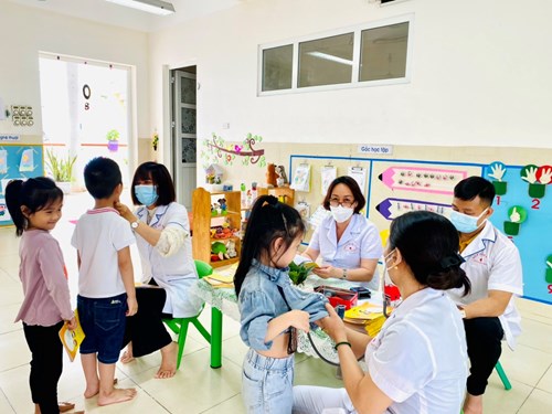 Trường Mầm non Bồ Đề tổ chức khám sức khỏe định kỳ cho trẻ năm học 2021-2022