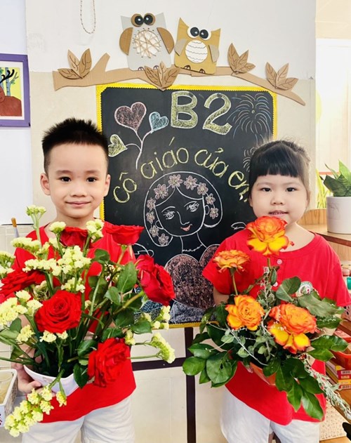 Hoạt động trải nghiệm cho bé cắm hoa chào mừng ngày Nhà giáo Việt Nam 20/11 lớp Mẫu giáo nhỡ B2