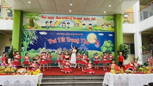 Chuỗi hoạt động vui Tết Trung thu dành tặng các bé trường mầm non Chim Én.