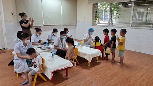 Trường MN Đô thị Việt Hưng tổ chức khám sức khỏe cho học sinh đầu năm học 2022-2023