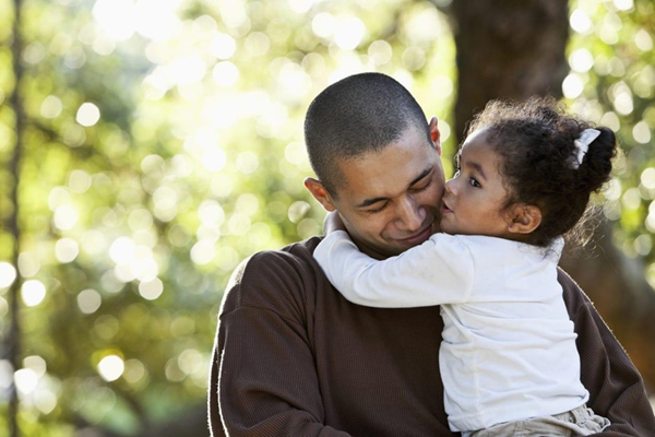 9 cách cha mẹ cần làm để con trẻ cảm thấy an toàn