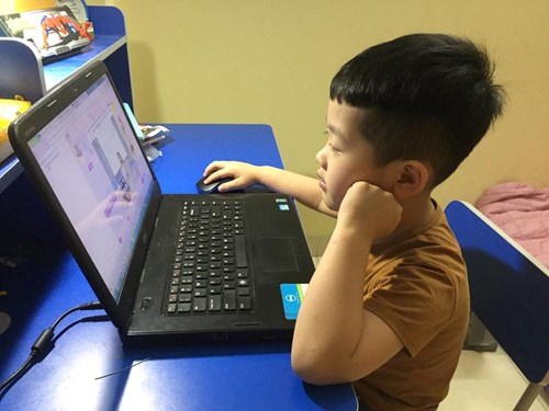 The children of Gia Thuong Kindergarten every day learning online lessons are so much fun!
