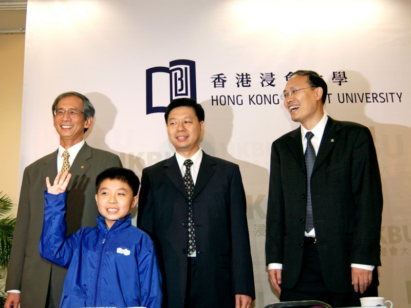 Cậu bé là người trẻ nhất khi bước chân vào giảng đường đại học tại Hồng Kông năm 9 tuổi.