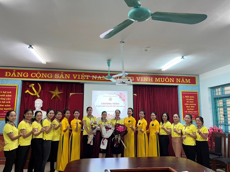 Trường MN Hoa Mai tổ chức chương trình mít tinh kỉ niệm ngày Phụ nữ Việt Nam 20-10