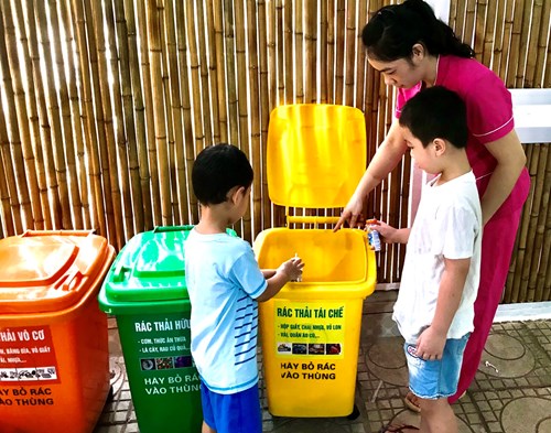 Hoạt động phân loại rác thải và tái chế rác thải nhựa của các bạn nhỏ trường MN Hồng Tiến