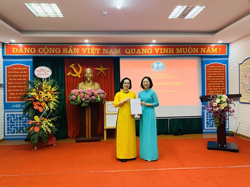 Chi bộ trường mầm non Hồng Tiến tổ chức lễ kết nạp đảng viên mới chào mừng ngày Nhà giáo Việt Nam 20/11.