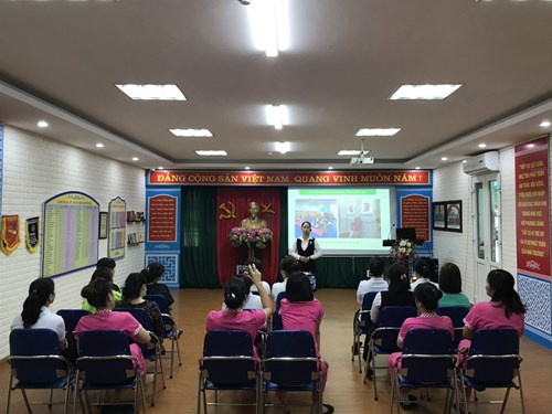 Cô giáo Nguyễn Thị Lan Anh chia sẻ kinh nghiệm thuyết trình   Làm thế nào để trẻ đến lớp nhanh thích nghi với trường lớp mầm non 