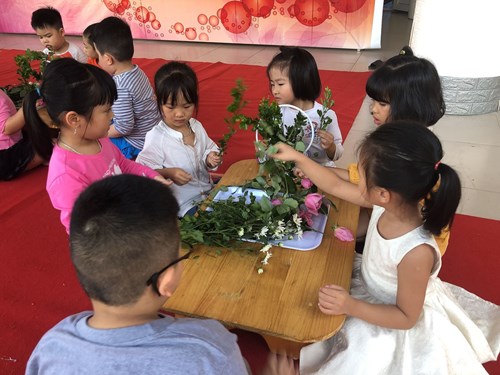 Hoạt động cắm hoa của các bé lớp A3 chào mừng ngày Nhà giáo Việt Nam 20/11.