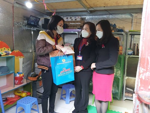 Liên đoàn lao động quận Long Biên tặng quà cho giáo viên trường mầm non Long Biên gặp nhiều khó khăn trong cuộc sống nhân dịp Tết Nhâm Dần năm 2022.