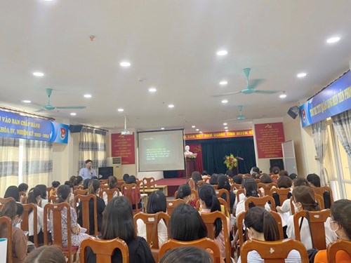 Trường mầm non Long Biên tham dự  buổi  “ Tập huấn sơ cấp cứu ban đầu tại trường học ”.