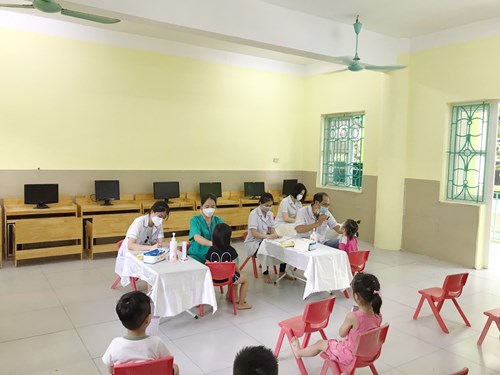 Trường mầm non Long Biên phối hợp với Trạm y tế phường Long Biên khám sức khỏe đầu năm cho trẻ năm học: 2022 - 2023