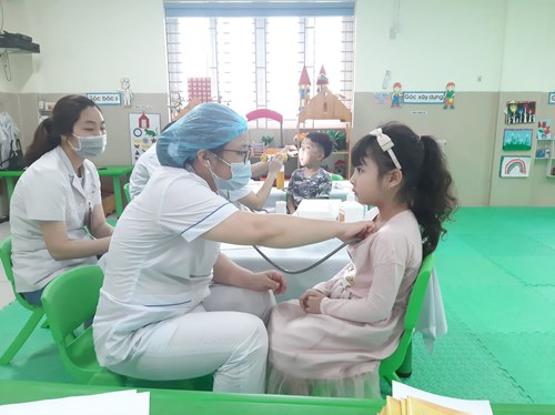 Trường MN Long Biên A  phối hợp với trạm y tế phường KSK đợt 2 năm học 2020- 2021 cho học sinh 