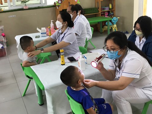 Trường mầm non Long Biên A tổ chức khám sức khỏe cho học sinh