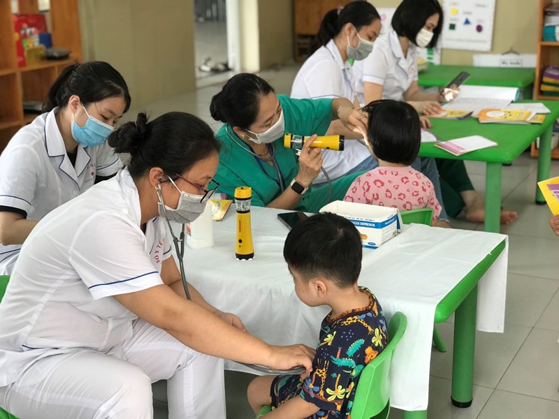 Trường mầm non Long Biên A tổ chức khám sức khỏe định kỳ lần 1 cho học sinh năm học 2022 - 2023