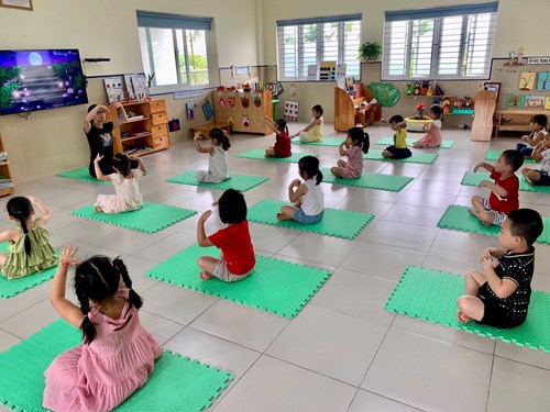 Cùng các bé lớp MGN B1 tập Yoga giúp thư giãn và tăng cường sức khỏe.
