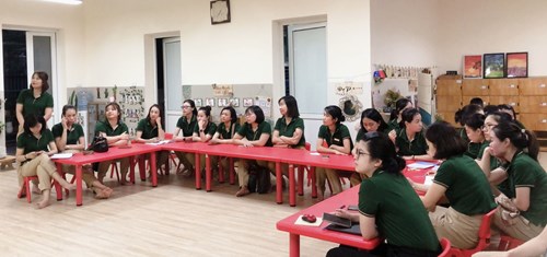 Giáo viên trường Mầm non Thạch Bàn tham gia buổi sinh hoạt chuyên môn“chia sẻ kỹ năng thuyết trình các biện pháp sáng tạo” trong dạy học.