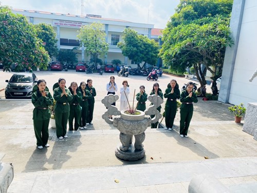 Trường MNTC tổ chức lễ dâng hương tại đài tưởng niệm các anh hùng liệt sĩ phường Long Biên và thăm hỏi, tặng quà thân nhân gia đình các đ/c CBGV thương binh- bệnh binh nhà trường nhân dịp kỷ niệm 75 năm ngày Thương binh- liệt sĩ 