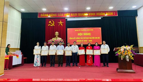 Chi bộ trường mầm non Thạch Cầu tham dự hội nghị tổng kết công tác chỉ đạo đại hội chi bộ nhiệm kỳ 2022 - 2025 do đảng ủy phường Long Biên tổ chức.