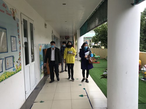 Trường MN Thạch Cầu đón đoàn giám sát của UBND phường Long Biên về việc vệ sinh phòng chống dịch viêm đường hô hấp cấp do chủng mới của vi rút Corona