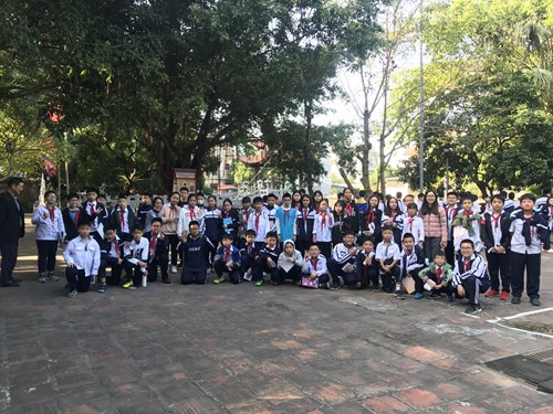 Buổi tham quan di tích lịch sử địa phương của học sinh Trường THCS Đô Thị Việt Hưng