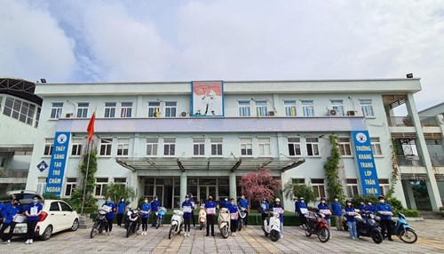 Yêu thương cho đi và yêu thương nhận lại từ nhóm “Shipper xanh” của đoàn phường Giang Biên trong việc hỗ trợ phát SGK cho học sinh trước thềm năm học mới.