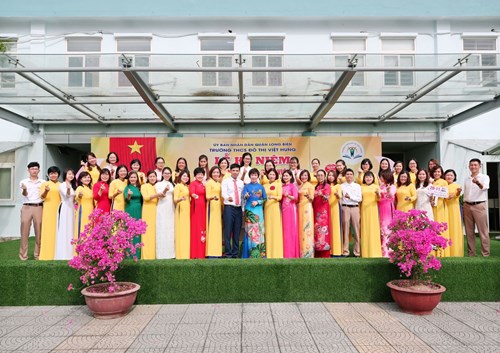 Trường THCS Đô Thị Việt Hưng “Chuyến tàu hạnh phúc và những sân ga” Kỉ niệm 40 năm ngày Nhà giáo Việt Nam (20/11/2022)