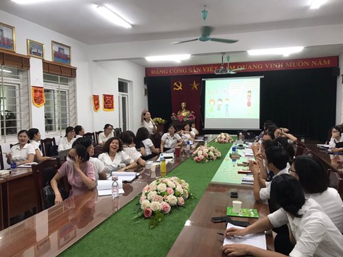 Tập huấn giáo dục kĩ năng sống cho cán bộ giáo viên trường THCS Đô Thị Việt Hưng 