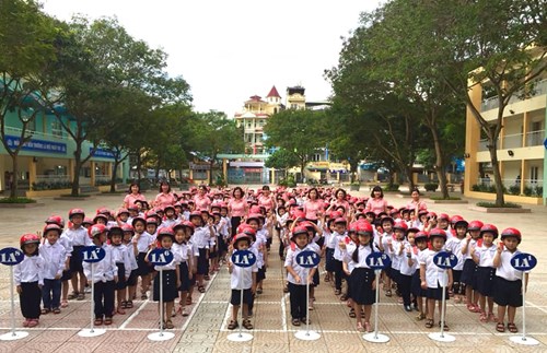 Honda trao tặng mũ bảo hiểm cho học sinh lớp 1 trường Tiểu học Ngọc Lâm