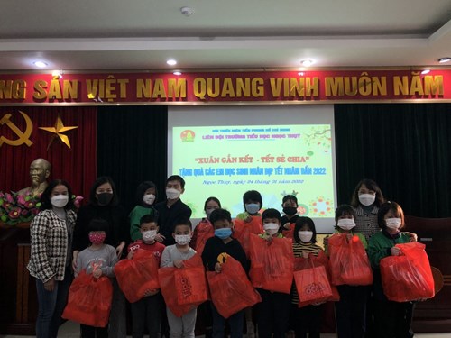             Trường Tiểu học Ngọc Thụy tổ chức gặp mặt và tặng quà các em học sinh có hoàn cảnh khó khăn nhân dịp Tết Nguyên đán Nhâm Dần 2022.