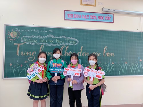 Học sinh Trường Tiểu học Ngọc Thụy trong ngày đầu quay trở lại trường học trực tiếp sau thời gian nghỉ phòng, chống dịch Covid-19