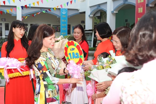 Ban giám hiệu nhà trường trao biển lớp và tặng hoa cô và trò lớp 1 năm học 2022 - 2023