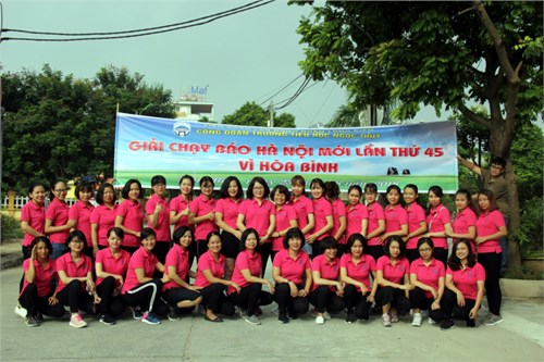 Cán bộ giáo viên, nhân viên Trường Tiểu học Ngọc Thụy tham gia chạy giải Báo Hà Nội mới năm 2018