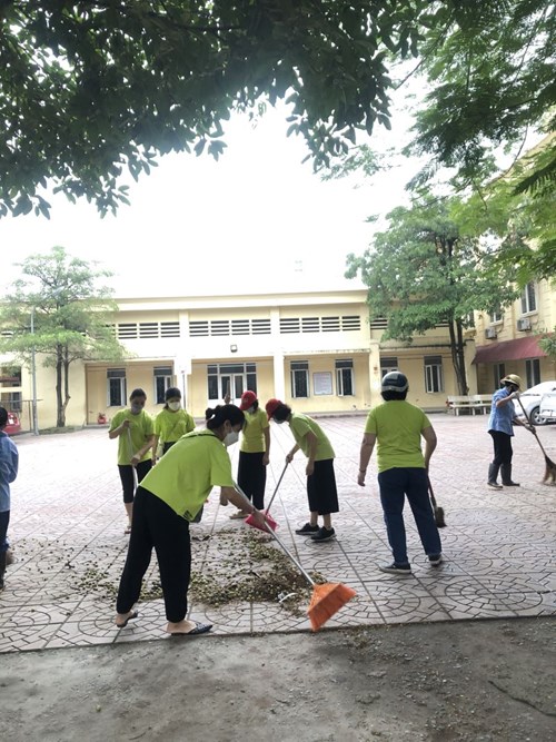 Cán bộ giáo viên, nhân viên trường Tiểu học Ngô Gia Tự tổng vệ sinh môi trường, diệt bọ gậy